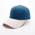 Detailweergave van tweekleurige katoenen baseballpet met blauwe kroon en beige gebogen klep - Donkerblauw En Beige (Patchwork Stijl 7)