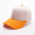 Zijaanzicht van tweekleurige katoenen pet met beige kroon en felle oranje gebogen klep - Beige En Helder Oranje (Patchwork Stijl 10)