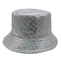 Nahaufnahme des holografischen silbernen Fischerhuts mit Fischschuppen-Textur - M / Holographisch Glitzer Silber Meerjungfrau Schuppe