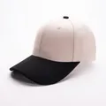 Gedetailleerde close-up van de tweekleurige katoenen honkbalpet met contrasterende klep - Lichtbeige En Zwart (Patchwork Stijl 11)