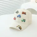 Dettaglio del retro in rete traspirante e ricami di veicoli sul cappellino bimbo - Regolabile / Beige