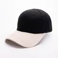 Detailopname van een tweekleurige katoenen honkbalpet met strakke stiksels en een gebogen klep - Zwart En Crèmewit (Patchwork Stijl 6)