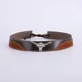 Détail d'un bandeau de chapeau western avec crâne longhorn argenté et couture blanche - Style Patchwork Caramel Marron Foncé Taureau Longhorn Argent (Style 6)