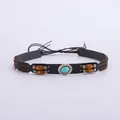 Détail d'un ruban de chapeau bohème avec pendentif turquoise, perles de bois et cuir - Style Cuir Marron Foncé Perle Bois Turquoise Bleue (Style 7)