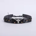 Détail d'un tour de cou en cuir noir avec tête de taureau argentée et rivets dorés - Style Noir Rivet Rond Or Tête de Taureau Argent (Style 12)