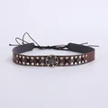 Détail d'un choker punk vintage en cuir PU marron avec clous et boucle métallique - Style Marron Rivet Argent Boucle Engrenage Nuage Vintage (Style 15)