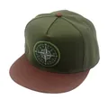 Detail van het kompasborduurwerk op een donkergroene en bordeauxrode snapback-pet - Verstelbaar / Legergroen (Donkergroen/Bruin)