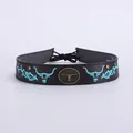 Détail d'un ruban de chapeau en cuir avec broderie longhorn turquoise et badge métallique - Style Marron Foncé Broderie Turquoise Badge Taureau (Style 18)