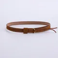 Détail d'un bandeau de chapeau en daim marron avec boucle dorée en O et finitions glands - Style Marron Caramel Double Pompon Anneau Or (Style 20)