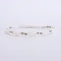 Détail d'un ruban de chapeau tressé blanc avec perles en résine marbrée et accents argentés - Style Tissé Blanc Perle Résine Motif Marbre (Style 21)