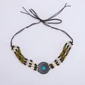 Détail de la bande de chapeau ethnique avec pierre turquoise bleue et perles en bois - Style Triple Corde Perle Bois Turquoise Bleue Métal Vintage Rond (Style 24)