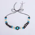 Détail d'un ruban de chapeau bohème avec perles turquoise et liens ethniques tressés - Style Marron Foncé Triple Rangée Perles Pierre Bleue Ciel Ovale (Style 25)