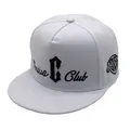 Dettaglio del cappellino snapback bianco con ricamo gotico nero Genius Club - Regolabile / Bianco