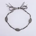 Détail macro d'un ruban tressé de style bohème pour chapeau avec ornements argentés - Style Beige Café Plaque Métal Radiale Argent Vintage (Style 26)