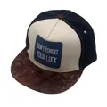 Hip-hop pet in beige en donkerblauw met een platte klep van bruine leertextuur - Verstelbaar / Multicolor (Off-white/Navy/Brown)