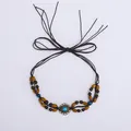 Détail d'un ruban de chapeau ethnique avec fleur en métal turquoise et perles - Style Tissé Marron Foncé Plaque Fleur Résine Turquoise (Style 27)