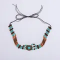 Détail d'un ruban de chapeau ethnique avec pierres turquoises et accents métalliques - Style Gris Clair Relief Bronze Pierre Principale Turquoise (Style 28)