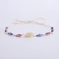 Détail d'un bandeau de chapeau bohème avec perles de cristal violettes et pendentif - Style Beige Perles Cristal Colorées Coquillage Irrégulier (Style 34)