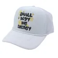 Nahaufnahme der weißen Trucker-Mütze mit Mesh-Rückseite und Small Body Big Energy Print - Verstellbar / Weiß