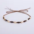 Détail d'un ruban de chapeau bohème avec perles en bois marron et coquillages naturels - Style Cordon Marron Foncé Coquillage Clair Perles Bois Foncé (Style 37)