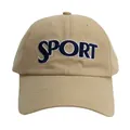 Detalle del bordado SPORT y costuras paralelas en la gorra de béisbol de color caqui - Ajustable / Caqui