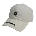 Detailopname van de crème baseballpet met zwarte G-borduring en vintage gerafelde rand - Verstelbaar / Wit