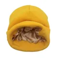 Detalle de gorro de punto amarillo con forro de satén champán para proteger el cabello - Talla única / Amarillo
