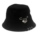 Bob en coton noir avec épingle de sûreté, breloques en cœur et anneaux sur le bord du chapeau - M / Noir