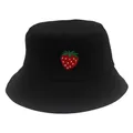 Dettaglio del ricamo a fragola rossa su cappello alla pescatora in cotone nero - M(56-58cm) / Nero