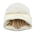 Detalle de gorro de punto blanco con forro de satén champán para la protección del cabello - Talla única / Blanco