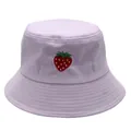 Cappello a secchiello in cotone viola chiaro con ricamo dettagliato di fragola rossa - M(56-58cm) / Viola