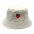 Dettaglio ravvicinato del ricamo a fragola su cappello bucket in cotone bianco - M(56-58cm) / Bianco avorio