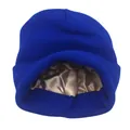 Detalle del gorro de punto azul marino con forro de satén de seda color champán - Talla única / Azul Zafiro