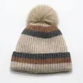 Primer plano del pompón de piel sintética y el tejido de punto acanalado del gorro de invierno - Talla única (3-10 años) / Café Claro