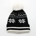 Berretto invernale a maglia per bambini con pompon bianco e motivo fiocco di neve nero - Taglia Unica Elastica (3-10 Anni) / Nero