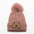 Berretto in maglia rosa per bambini con ricamo capibara e grande pompon in ecopelliccia - Taglia unica / Rosa