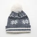 Berretto grigio lavorato a maglia per bambini con fiocchi di neve e pon pon in ecopelliccia - Taglia Unica Elastica (3-10 Anni) / Grigio