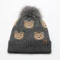 Berretto in maglia grigia per bambini con motivi a orsetto e grande pompon morbido - Taglia unica / Grigio