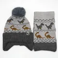 Kinder Strickmützen- und Schal-Set mit Dinosaurier-Muster, Bommel und Ohrenklappen in Grau - Grau