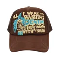 Detail des Schaumdruck-Cartoons und Schriftzugs auf der braunen Mesh-Trucker-Cap - Kaffeebraun