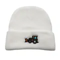 Gros plan du bonnet blanc en maille côtelée avec broderie de bulldozer pour enfants - Taille Unique (44-54cm) / Blanc