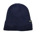Gros plan du bonnet en tricot bleu marine avec l'écusson H+D Desian fashion - Bleu Marine