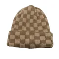 Detailopname van de dikke gebreide textuur en schaakbordpatroon van de warme wintermuts - Beige En Koffie