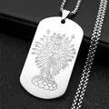 Vista macro del colgante rectangular de acero plateado con grabado de Guanyin mil manos - Plata 60cm