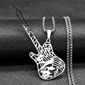 Détail du pendentif guitare en acier titane argenté avec notes de musique ciselées - Argent