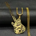 Détail macro du collier pendentif guitare dorée ajourée avec notes sur cuir noir - Or