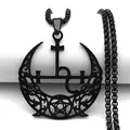 Vue détaillée du collier gothique noir en acier titane avec croissant de lune et pentagramme - Noir