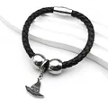Detalle de pulsera de cuero trenzado negro con cierre plateado y colgante de sombrero - Plateado