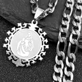 Macro di un ciondolo religioso del Sacro Cuore con catena a maglie stile Figaro - Argento
