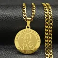 Nahaufnahme der Saint Teresa Goldkette mit Gravur auf einer klassischen Panzerkette für Damen - Gold